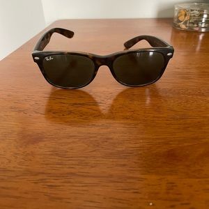 Ray ban wayfarer sunglasses. Brown tortoise